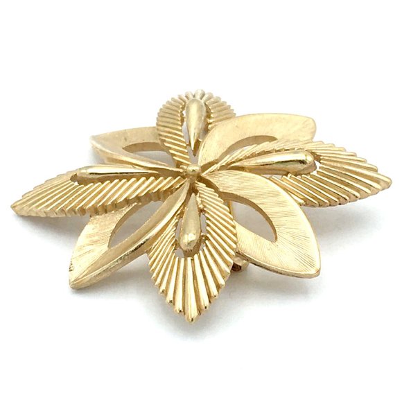 CROWN TRIFARI starburst flower brooch - vintage 1960s brushed gold-plate Mod pin - Picture 3 of 8